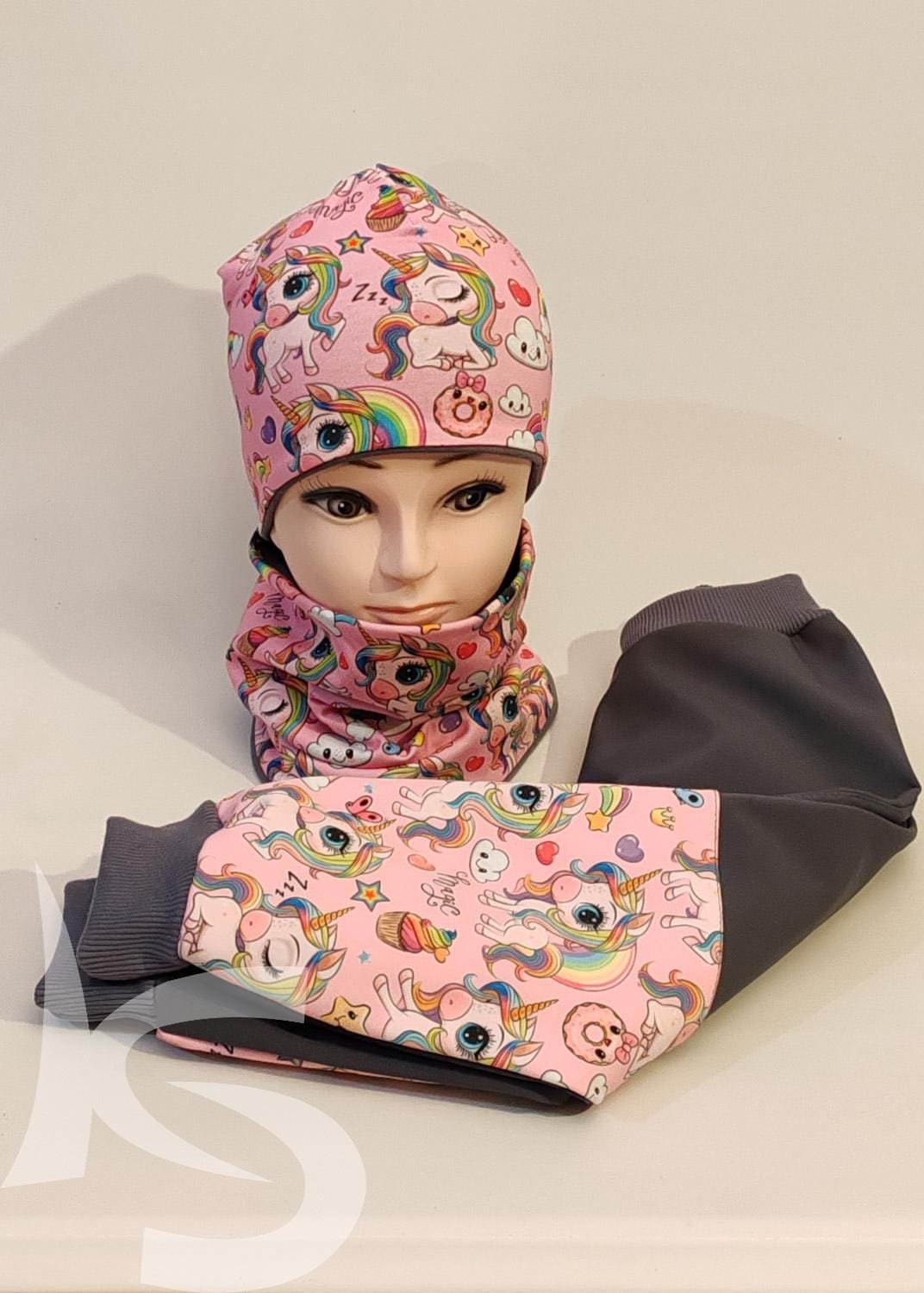 Vyladěný komplet čepice, nákrčník a kalhoty s jednorožci