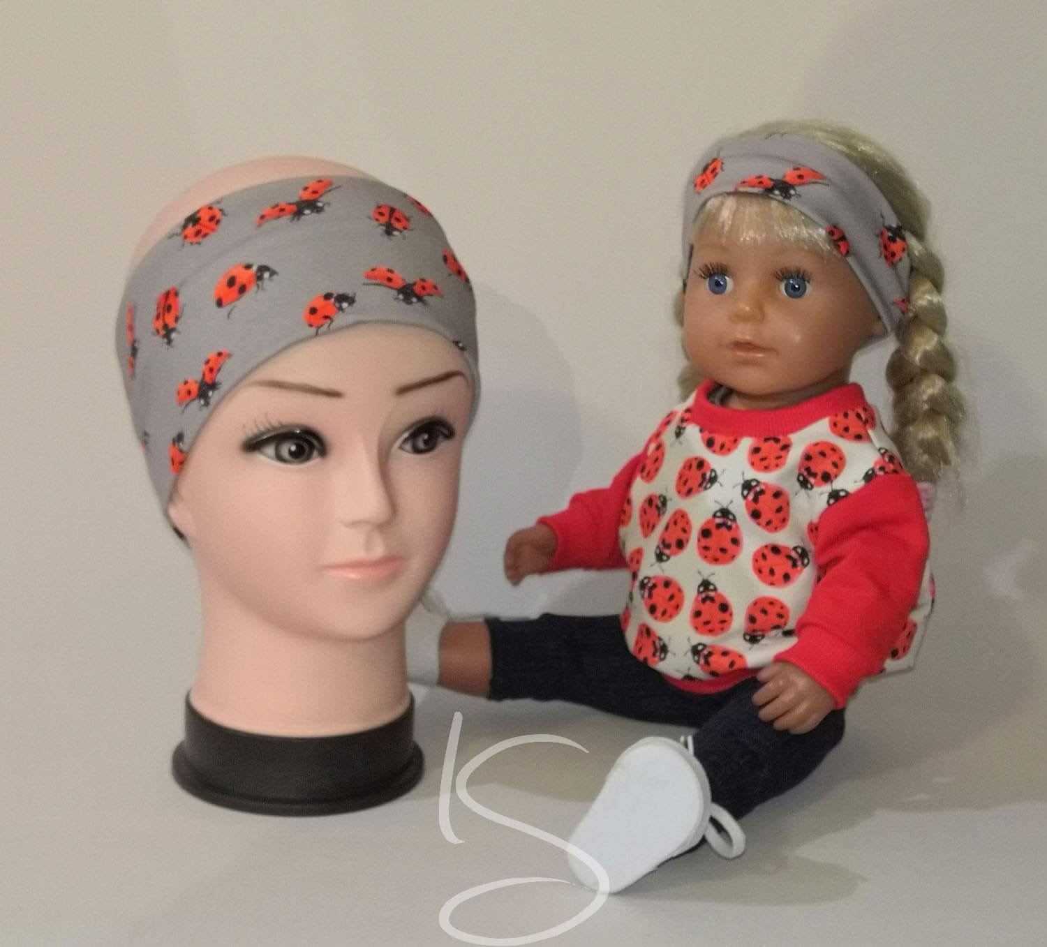 Čelenka berušky na šedé