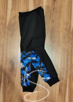 Zateplené softshelové kalhoty se snowboardisty