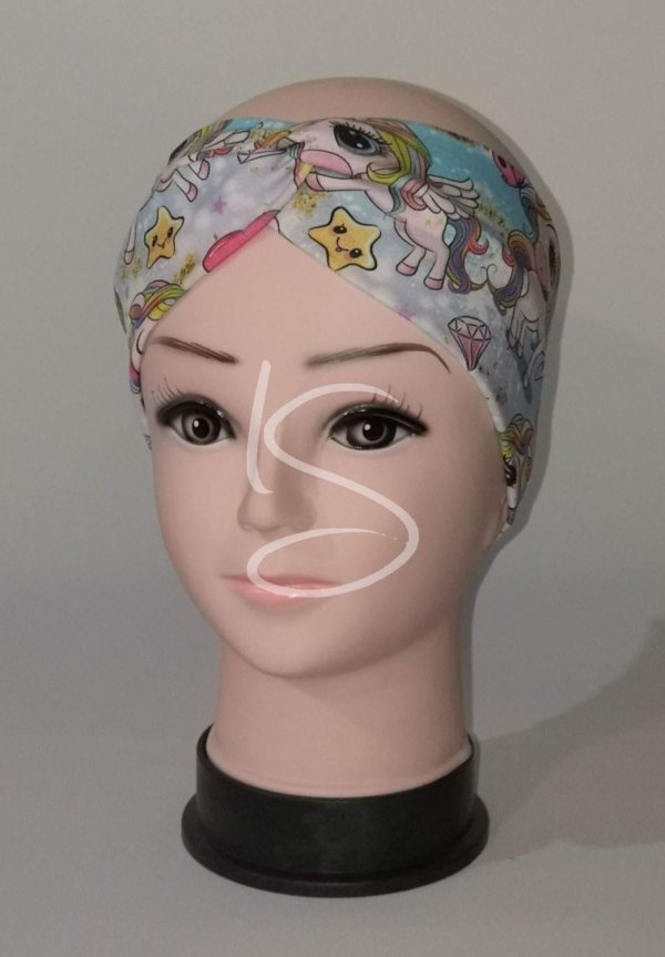 Čelenka překřížená jednorožci na obloze